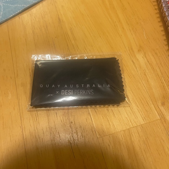 Quay Australia High Key Sunglasses - Gold/Gold | Desk Perkins Collaboration,NEW - Picture 9 of 14